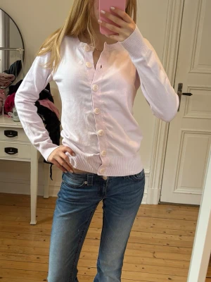 Ljusrosa kofta - Supersöt ljusrosa kofta från Cubus i fint skick. Storlek M men passar mig som brukar ha xs💕