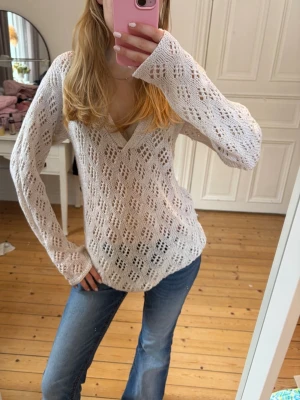 Stickad tröja - Stickad tröja i fint skick. Finns ingen lapp men skulle uppskatta att storleken är M? Jag brukar i alla fall ha xs💕