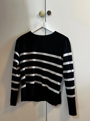Svartvit randig stickad tröja PIECES - Snygg svart stickad tröja från PIECES i storlek XS med vita horisontella ränder. Tröjan har rund halsringning och långa ärmar. Står att det är XS men funkar som XS,S & M.                                                            Hör av dig vid frågor!☺️