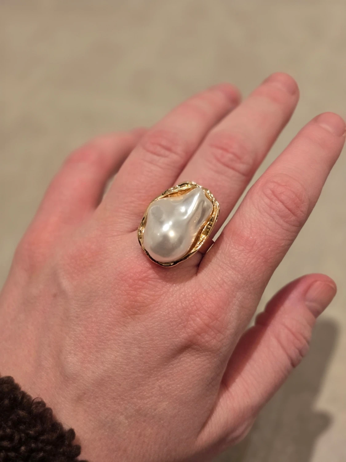 Statementring med stor pärldetalj