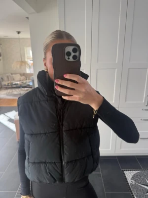 Dun/pufferväst🤍 - Säljer denna Dun/pufferväst från Bikbok i nyskick, aldrig använd. 🤍