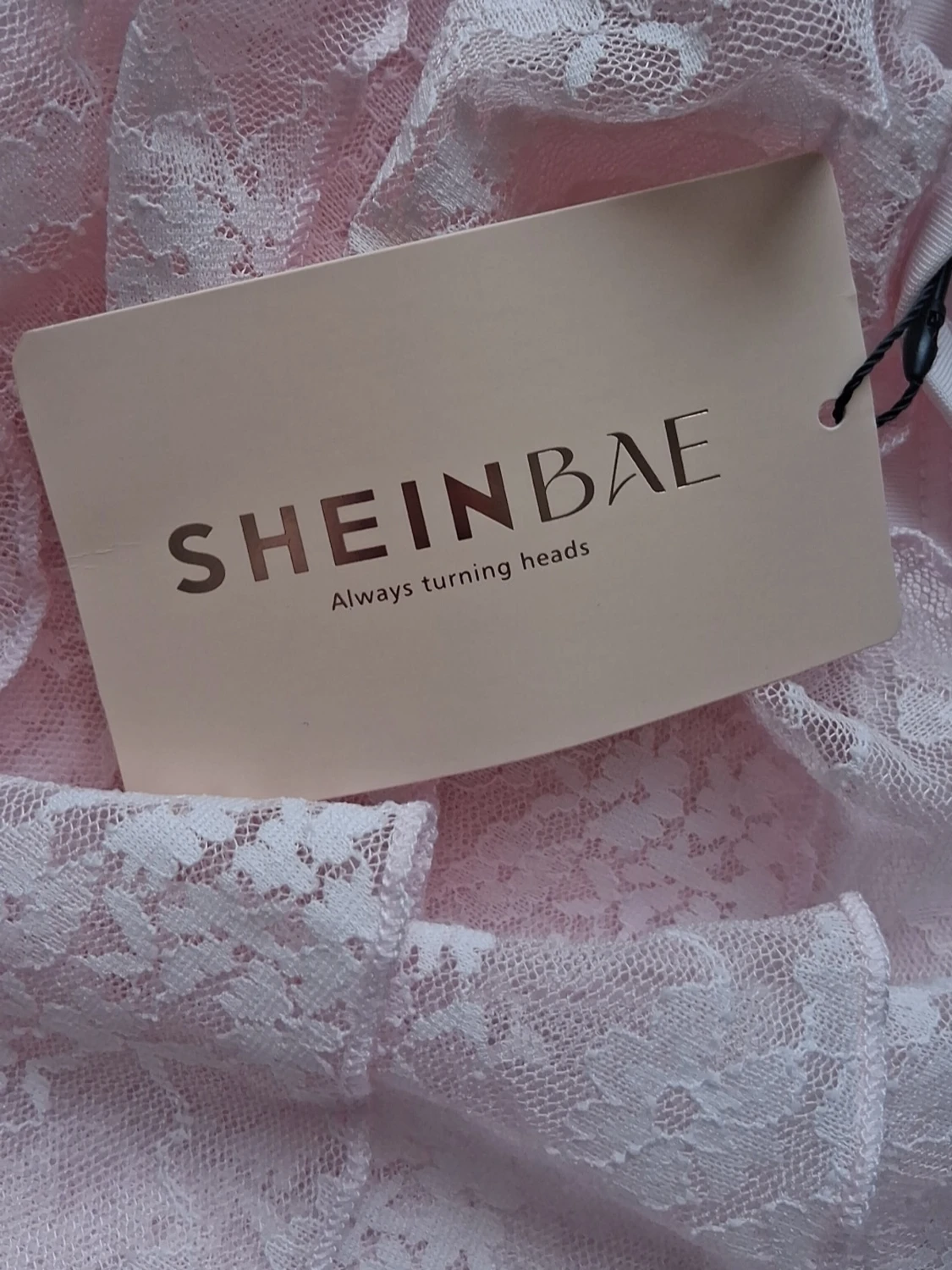 Rosa spetsklänning med volanger - 2