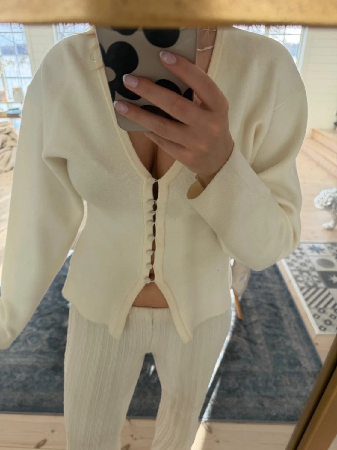 Vit tröja med knappar