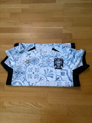 Nike x Louis Vuitton x Portugal fotbollströja - Perfekt tröja till sommaren i år det är LV x Portugal, köpte för 600 