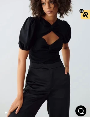 Svart topp med puffärm och cut out - SÖKER!!! Söker denna toppen från Gina i storlek xs!! 