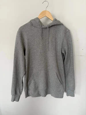 RS padel hoodie - Grå hoodie från padel märket RS. Storlek xs med sitter som S