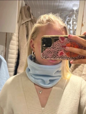 Ljusblå buff #06🩵 - Superfin mjuk ljusblå buff! Perfekt till afterski och skidresan!  Postar snabbt så oroa dig inte över att den ej ska hinna komma🫰 Egensydd så är inte helt perfekt 🩵