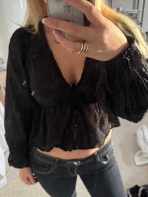 Svart blus från pull and bear - Svart v ringad blus från pull and bear