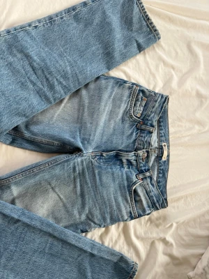 Blå raka jeans från Gina - Säljer ett par blå jeans från Gina då de blivit för små för mig. Storlek 34, mid waist