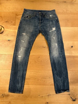 Dondup Jeans - Dondup Jeans i mycket bra skick | Storlek och mått: W31, Längd ca 103cm, Midja ca 38cm📏| Vid frågor eller diskussion om pris är det bara att skriva✍🏼| Frakt inom 48h📦