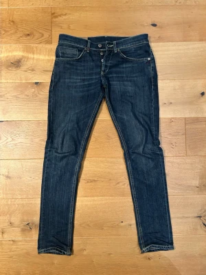 Dondup George Jeans - Dondup George Jeans i mycket bra skick | Storlek och mått: W31, Längd ca 102cm, Midja ca 39cm📏| Vid frågor eller diskussion om pris är det bara att skriva✍🏼| Frakt inom 48h📦