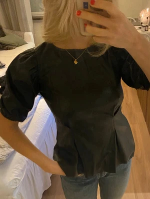 Blus i pu - Blus i pumaterial från Gina, storlek XS🩷 Supersöta puffärmar och liten volang längst ner