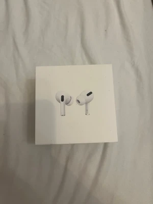 Apple AirPods Pro 2 - Säljer ett par vita Apple AirPods Pro med MagSafe-laddningsetui. Trådlösa in-ear hörlurar med aktiv brusreducering och snygg, minimalistisk design. Passar perfekt till iPhone, iPad och Mac. Levereras i originalförpackning.