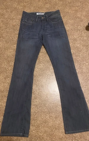 Vintage bootcut jeans - Snygga mörkblå jeans med bootcut passform och lowrise. Jag köpte de på vinted, men tyvärr passade de inte. Verkligen så snygga! Inga defekter. Innebenslängden är ca 78 cm. Står att det storlek 42, men de var lite för små för mig som brukar ha xs-s. Kom gärna med prisförslag💕
