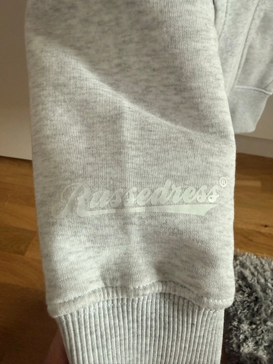 Ljusgrå zip hoodie från Russemerch - 3