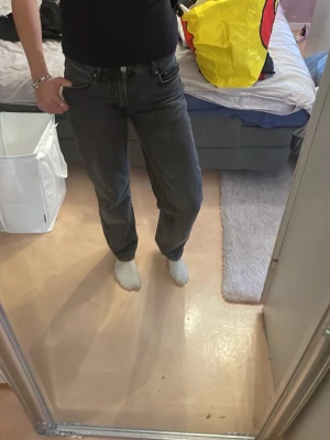 Gråa  raka jeans med låg midja - Säljer ett par gråa jeans med rak passform och låg midja. Jeansen har klassisk femficksdesign och stängs med dragkedja och knapp. Perfekta till en avslappnad stil och passar till det mesta. 