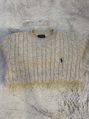 Grå stickad tröja Polo Ralph Lauren - Stickade tröja i grå från Polo Ralph! passar perfekt till alla årstider, pris är diskuterbart !😆🫱🏻‍🫲🏼 Säljer pga av att den är stor på mig. Helt ny och inga slitage. Det ser ut att vara beige men den är grå! 