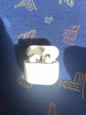 Airpods gen 4 - Nästan helt nya airpods, fungerar bra som de ska, hör av er om ni har frågor