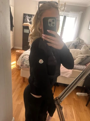 Moncler cardigan  - Jättesnygg cardigan i helt perfekt skick inga skador. Är dock osäker på om jackan är äkta men jag tror de för den har allt som en äkta har den har scan funktionen också skriv för frågor eller mer bilder💕priset kan diskuteras 