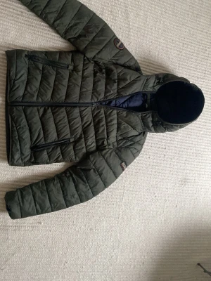 Olivgrön napajiri  - En fin olivgrön napajari jacka som säljs för 400kr.priset kan diskuteras😁