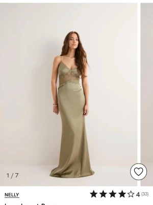 Långklänning - Elegant klänning köpt på Nelly i nyskick, endast använd 1 gång🌸🌸 