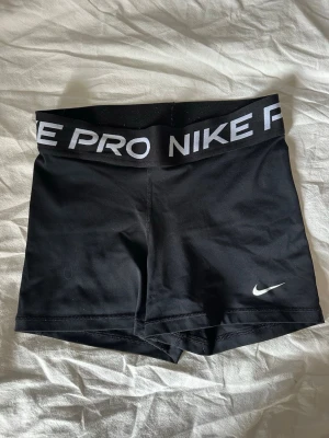 Nike Pro - Säljer ett par svarta Nike Pro träningsshorts💕