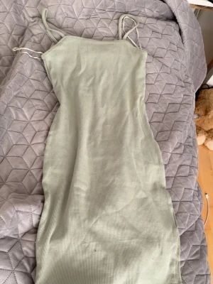 Ljusgrön ribbad kortklänning - En enkel och stilren ljusgrön kortklänning i ribbat material. Klänningen har en kroppsnära passform och är perfekt för varma dagar. Passar dig som gillar minimalistisk och trendig stil.