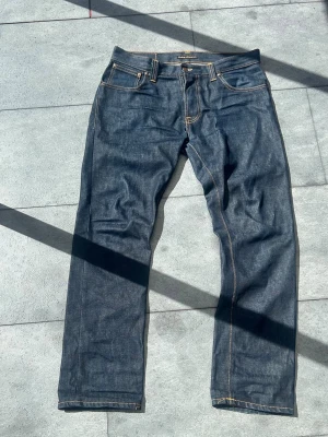 Nudie hank Rey  - Säljer mina feta nudie jeans. Modellen heter hank Rey, en modell som Inte längre tillverkas vilket gör de unika, de är det vilket innebär att de kommer få fina fades med tiden. Strl:32/32. Mått: (+- 1cm) midja: 45cm, ytterbenslängd:107 cm, benöppning: 20 cm. Hör av er om ni har frågor!