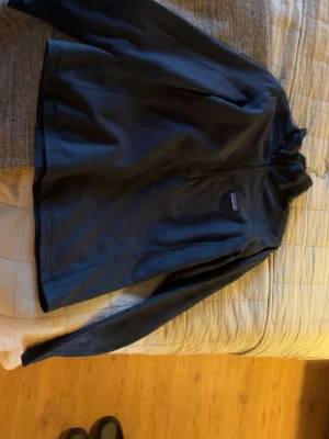 Blå half zip från Patagonia - Tjena, säljer nu en half zip från Patagonia. Den är mörkblå och materialet är väl någon typ av fleece. Den är half zip, så dragkedjan är som sagt bara halvt. Jag tänker mig runt 500, men kom bara med prisförslag och frågor om ni har några.