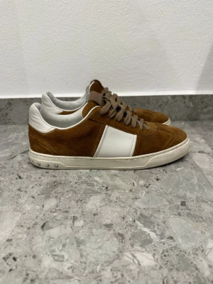 Bruna sneakers från Valentino - Valentino Flycrew || Storlek EU41,5 || Skorna är i bra skick, en nit saknas (se bilder) Tveka inte på att höra av dig vid frågor eller funderingar 