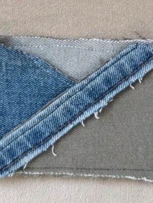 Blå/grön plånbok - Säljer en plånbok gjord av återbrukat denim tyg. Plånboken är grön och blå och har ett fack. Plånboken är gjord av vårat uf företag deni_mdesign.