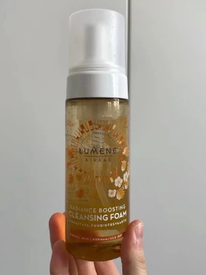 FRI FRAKT!! Lumene Cleansing Foam - Mild och jättefräsch, rengör huden och löddrar. Jag upplever att ansiktet blir väldigt mjukt och rent efteråt. Lite mer än halva kvar (se bilden) postar oftast samma dag annars dagen efter!!🤩