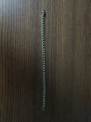 Stainless steel kedjearmband 21 cm - Stilrent armband i silverfärgad metall med klassisk kedjedesign. Länkarna är mellanstora och ger ett snyggt, minimalistiskt intryck. Perfekt för dig som gillar enkel men trendig stil. Lätt att matcha med andra accessoarer.