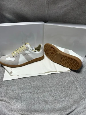 Maison margiela- strl 42 - Hejsan 👋 säljer helt nya maison margielas i storlek 42, dem är helt nya och oanvända, passar för dig som vill klä dig stiligt och snyggt                 kom privat för mer info och vi kan även diskutera om pris 🏆 