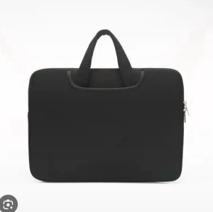 Datorfodral  - Snyggt o svart laptopfodral i mjukt material med dragkedja och vadderad insida. Praktiskt handtag upptill för enkel bärning.