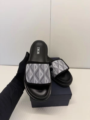 DlOR sandlas - Skick:Ny Storlek: 41 (passar 42-43) Färg:Svart/Blå Box, Dustbag&Veriferingskort följer med ✅  Postar inom 24h 📦 Snabb leverans 🚚  