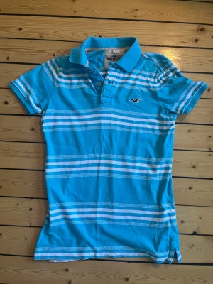 Hollister piké - Sjukt snygg Hollister piké i storlek S. Mycket bra skick. Skriv vid eventuella funderingar😁 fraktar inom 1-2 dagar 