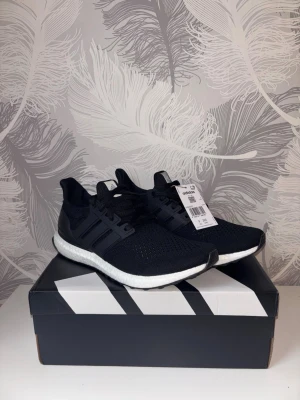 Adidas Ultraboost - Og Adidas Ultraboost 1.0 Storlek 43 1/3. Helt nya och oanvända. Tveka inte att dm:a vid intresse!