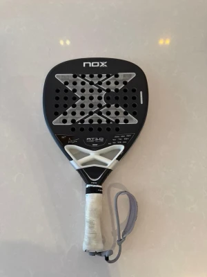 Nox AT10 Luxury Genius Attack 18K Alum By Agustín Tapia 2026 - Har köpt detta rack men slutade ändå med ett bullpadel vertex 05   Säljer för att racketen inte passade mig.   Säljer dem för 2200 kr per rack, otroligt bra skick, spelat med detta rack  ca 5 gånger.   Inte intressant av att byta!