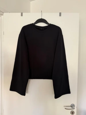 Sweatshirt svart  - Storlek M. Aldrig använd. Köpt i butik så kan finnas skavanker. 