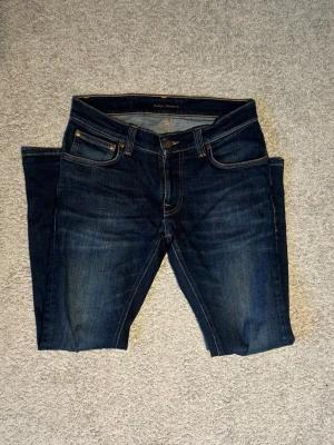 Mörkblå slim jeans från Nudie Jeans - Snygga mörkblå jeans från Nudie Jeans i jätte bra skick, modellen heter tight Terry. 