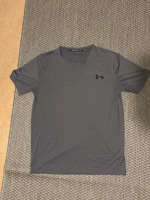 Under Armour t shirt - Använd knappt, nästan helt ny! Passar storlek S och M men S lite mer tajt.  