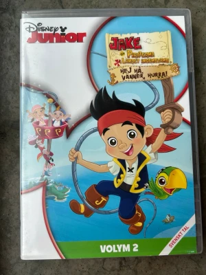 Jake & piraterna i landet ingenstans volym 2 dvd - Denna DVD innehåller avsnitt från Disney Junior-serien "Jake och piraterna i Landet Ingenstans". Skivan har textning på engelska. Speltiden är 2 timmar och 41 minuter. Produktionsår 2011.  Finns på språk: Svenska, Danska, Norska, Finska, Engelska   OBS!! skivorna är begagnade så det kan förekomma repor/hairlines på skivorna, men då jag kollar igenom alla filmer jag säljer garanterar jag att alla funkar felfritt om inget annat står! :)