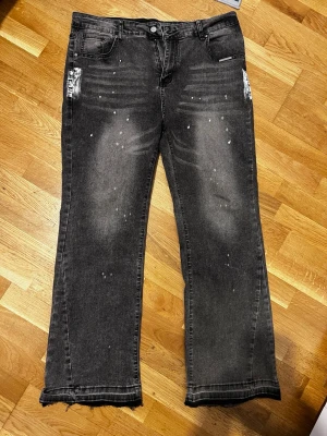 Flared jeans - Flared jeans är xl men passar även L