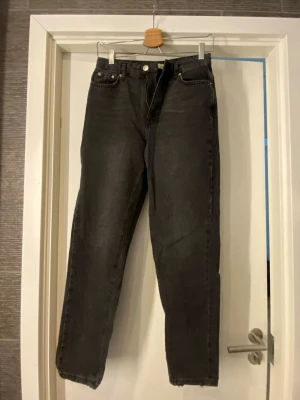 Gråa raka jeans från Gina Tricot  - Gråa  jeans från Gina Tricot i rak modell. 