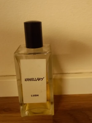 Lush Vanillary parfym - Se bild hur mycket använt 