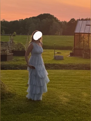 Ljusblå långklänning med volanger - Super fin klänning märket ser ni på sista bilden köpt på asos🥰 klänningen finns inte längre och är perfekt för bal☺️ endast Andvänd 1 gång 