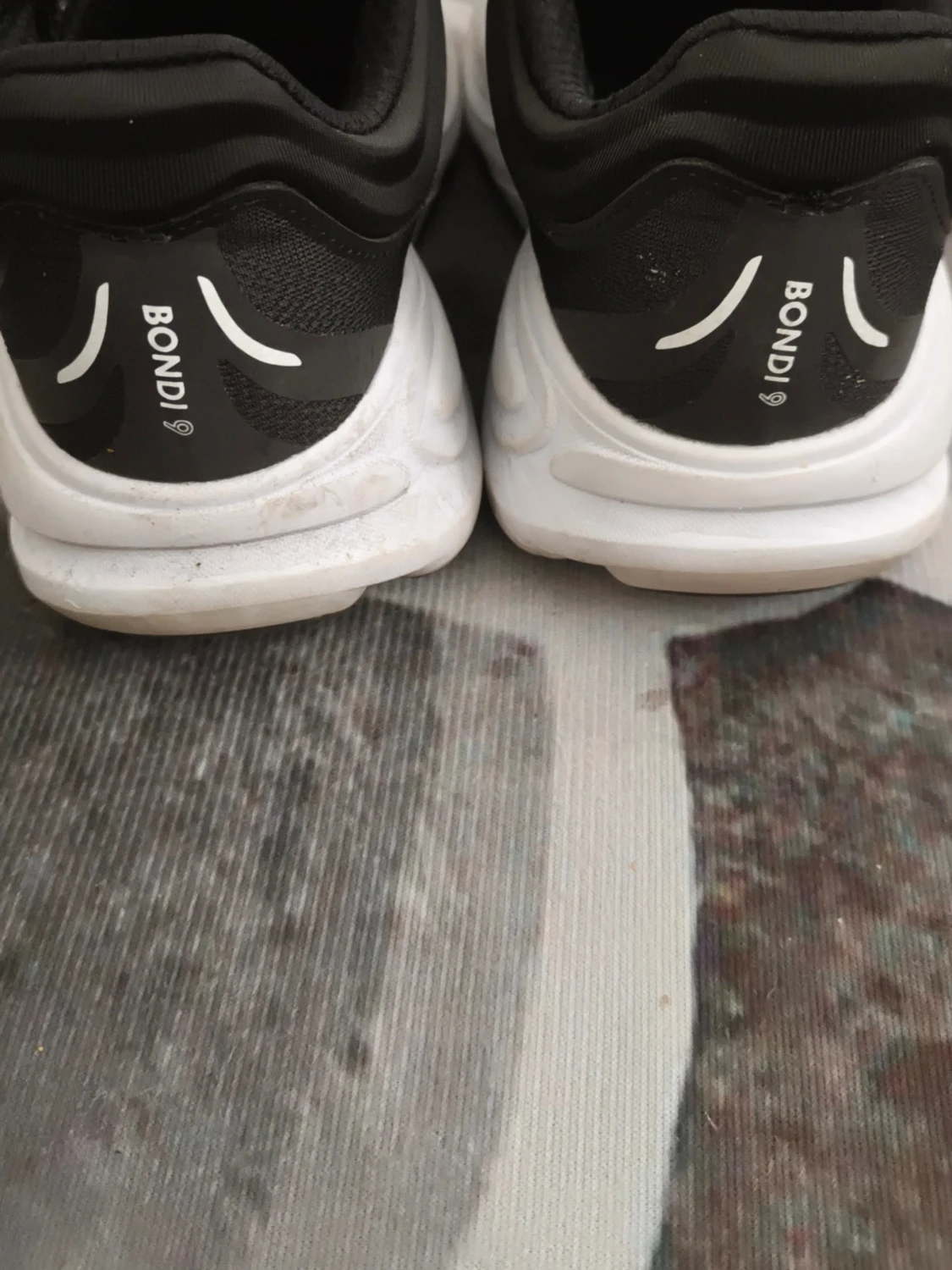 Svarta Hoka sneakers med vit sula - 3
