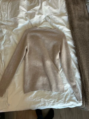 Beige tröja Kashmir  - Enkel och stilren beige stickad tröja från John Henric. Tyvärr tvättad fel och har krympt från M till ungefär S. Fortfarande i fint skick och väldigt mjuk. Skicket 9/10