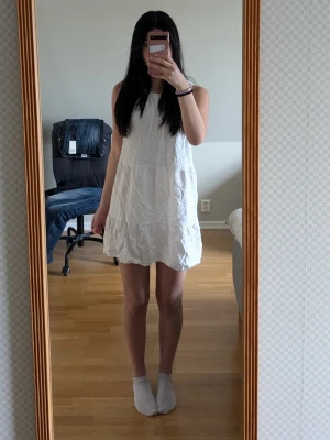 Vit ärmlös kortklänning - Säljer en söt vit klänning med knappar på baksidan från Vera moda i storlek xs. Säljer då den ej kommer till användning, pris kan diskuteras🌸